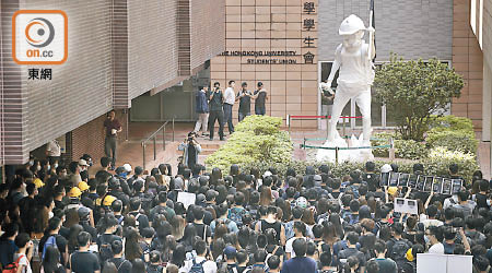 港大學生面向「民主女神像」高呼口號。（吳艷玲攝）