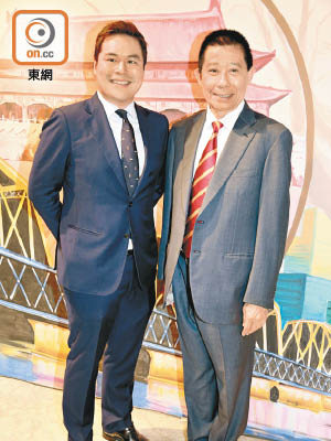 香港表廠商會名譽會長梁偉浩（右）指，中國係少數懂得研製太空時計嘅國家，國產手錶嘅實力不容小覷。左為余偉傑。