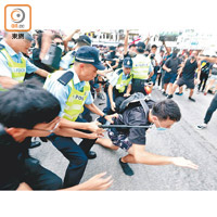 在示威活動中，警方與示威者的衝突愈趨激烈。