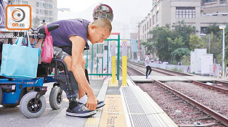 輪椅用家上落輕鐵站有困難。（受訪者提供）