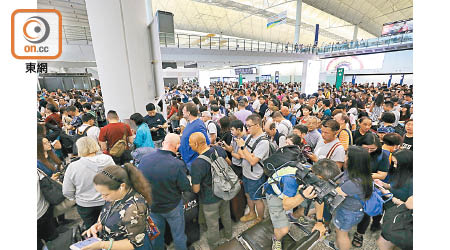 網民上月多次發起圍堵機場行動影響市民出遊。