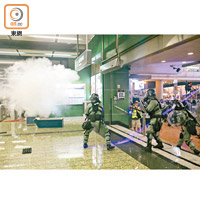 警方曾在葵芳港鐵站內施放催淚彈驅散示威者。