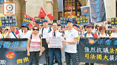 保衛香港運動昨向終院遞信，要求法院嚴懲暴徒。（黎忞攝）