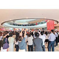 有逾百名網民響應號召，昨午一時在中環國際金融中心商場中庭快閃唱國歌。（互聯網圖片）
