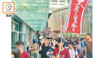 約三百名中大學生在校內遊行，要求撤回涉及內地的課程。（馮淑環攝）