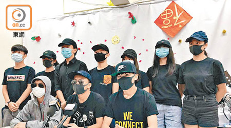七間大埔中學的學生代表譴責警方早前在大埔墟站過度使用暴力。（林祐權攝）