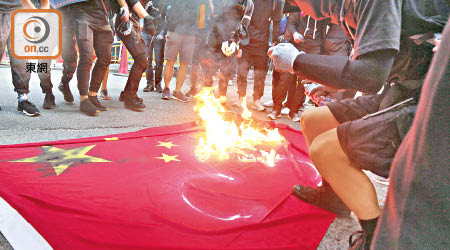 示威者拆下酒店五星旗焚燒。