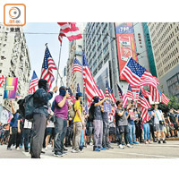 昨日港島區有大批人士持美國國旗非法遊行。（溫國佳攝）