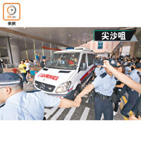 遊行人士最終在警員護送下登上警車離開。