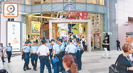 大批警員在商場附近戒備。（文健雄攝）