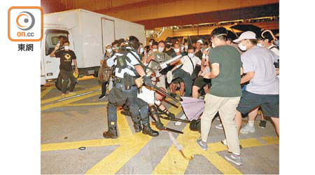 警員在驅散非法示威或衝擊時經常受到挑戰。