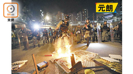 示威者晚上在元朗肆意縱火，警員忙於到場撲熄火種。（黃仲民攝）
