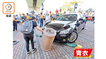 示威者以垃圾桶阻擋聶德權座駕。（高嘉業攝）