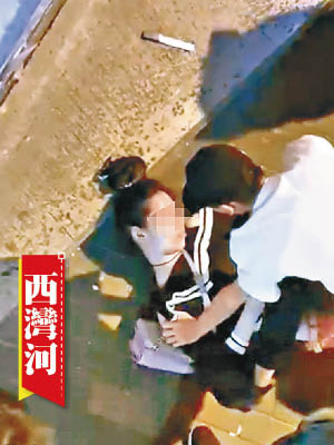 女子倒臥地上，身旁遺下一把剷刀。（互聯網圖片）