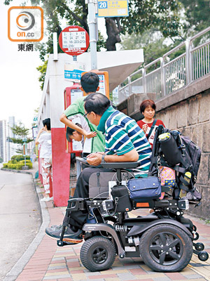 低地台巴士多以單輪椅座位設計，輪椅人士往往因輪椅位已滿，需額外等車時間。