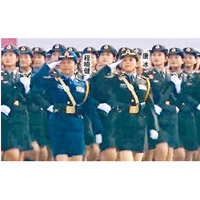 女將軍率領女兵方隊受閱。（互聯網圖片）