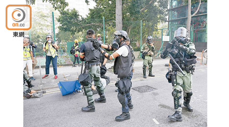 防暴警察曾擎槍驅散示威者。