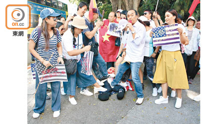 團體帶同五星旗到美國駐港總領事館，抗議美國干預香港內部事務。（陳嘉順攝）