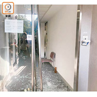 混亂間行政樓後門玻璃門被打破。（梁銘姿攝）