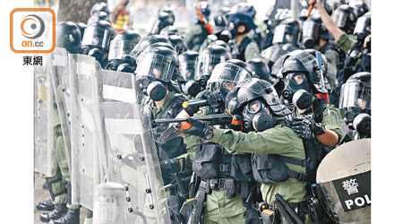 示威集會時防暴警察遭衝擊會施放催淚彈驅散。