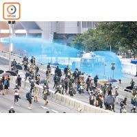 十‧一非法遊行者在金鐘聚集遭噴射藍色染水驅散。