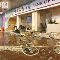 荃灣<br>銀行遭受嚴重破壞。（溫國佳攝）