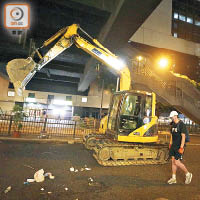 太古<br>示威者擅自駕駛剷泥車。（李志湧攝）