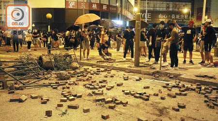 太古<br>示威者晚上在太古城外掘磚飛掟致滿街碎磚頭。（李志湧攝）