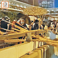 中環<br>示威者以竹枝築起多重路障。（朱先儒攝）