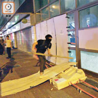 大圍<br>示威者擊碎港鐵站玻璃。（蔡高華攝）