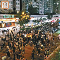 大埔<br>大批示威者昨晚在大埔中心外聚集。（張世洋攝）