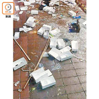 涉事電訊網絡商門市分店對開地面事後遺留多個手機包裝「吉盒」。