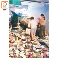 昨日凌晨有兩名女士手持膠袋，到連鎖零售店被毀的舖面搜刮一番。