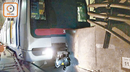 荃灣線一列載客列車撞躉，車頭損毀。（讀者提供）