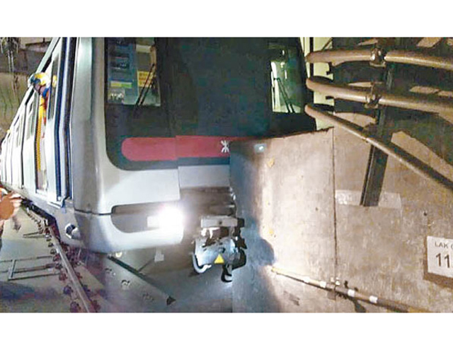 荔景港鐵出軌撞躉8傷