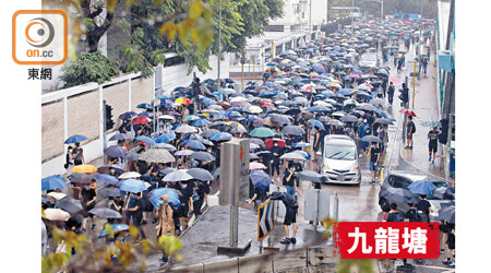 昨日多區均有遊行，遊行人士佔據道路。（李志湧攝）