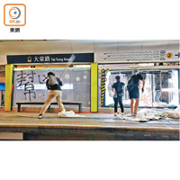 大棠路站<br>暴徒用鐵枝砸毀輕鐵站的玻璃及大型燈箱。