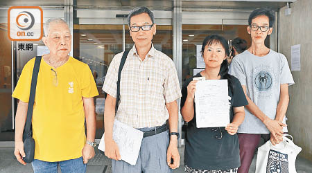 申請人葉慶祥（左二）要求法庭裁定《禁止蒙面規例》違憲無效。
