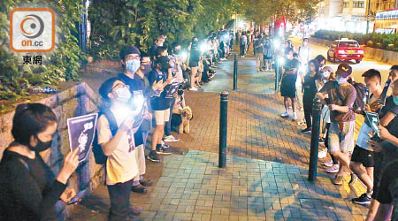 尖沙咀<br>有示威者晚上於尖沙咀警署外聚集不散。（李華輝攝）