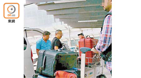 南亞白牌車黨拉客連環圖<br>機場<br>多名南亞人每見旅客即趨前詢問。