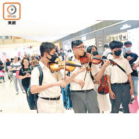 尖沙咀<br>不少學生拉住小提琴出席「和你唱」活動。（袁以諾攝）