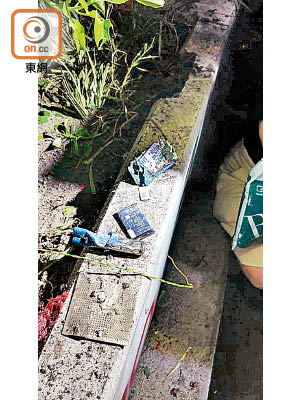 警方周日於旺角發現遙距控制的土製炸彈。（李志湧攝）