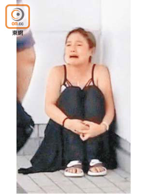 網上流出陳彥霖於東涌港鐵站外的短片，片段可見陳坐在地上嚎哭。（互聯網圖片）