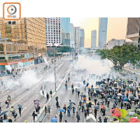 持續多月的示威衝突導致社會動盪不休，勢拖累香港的國際金融中心地位。
