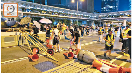 梁定邦認為，若香港亂局持續而再不扭轉，「香港只會沉下去」。