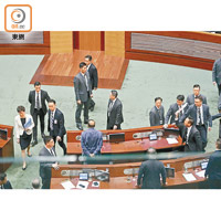 林鄭月娥（左一）離開會議廳時仍被指罵。
