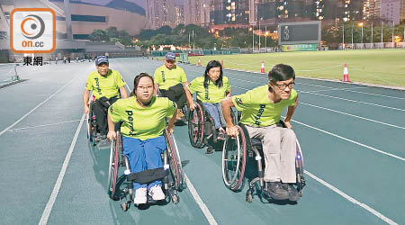 朱潤明（前右）、郭紀旻（前左）及其他輪椅隊員坐在輪椅上，在跑道奔馳。（受訪者提供）