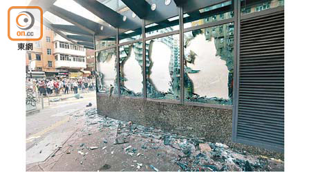 示威者破壞長沙灣政府合署多幅玻璃。