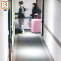 閉路電視拍得潘曉穎（右）與陳同佳（左）入住酒店畫面。