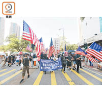 示威者多次展示美國國旗。